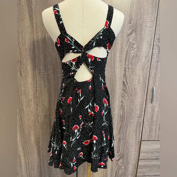 FREE PEOPLE Cute Black & Red Floral Dress w/ peephole twisted back. - Picture 2 of 12